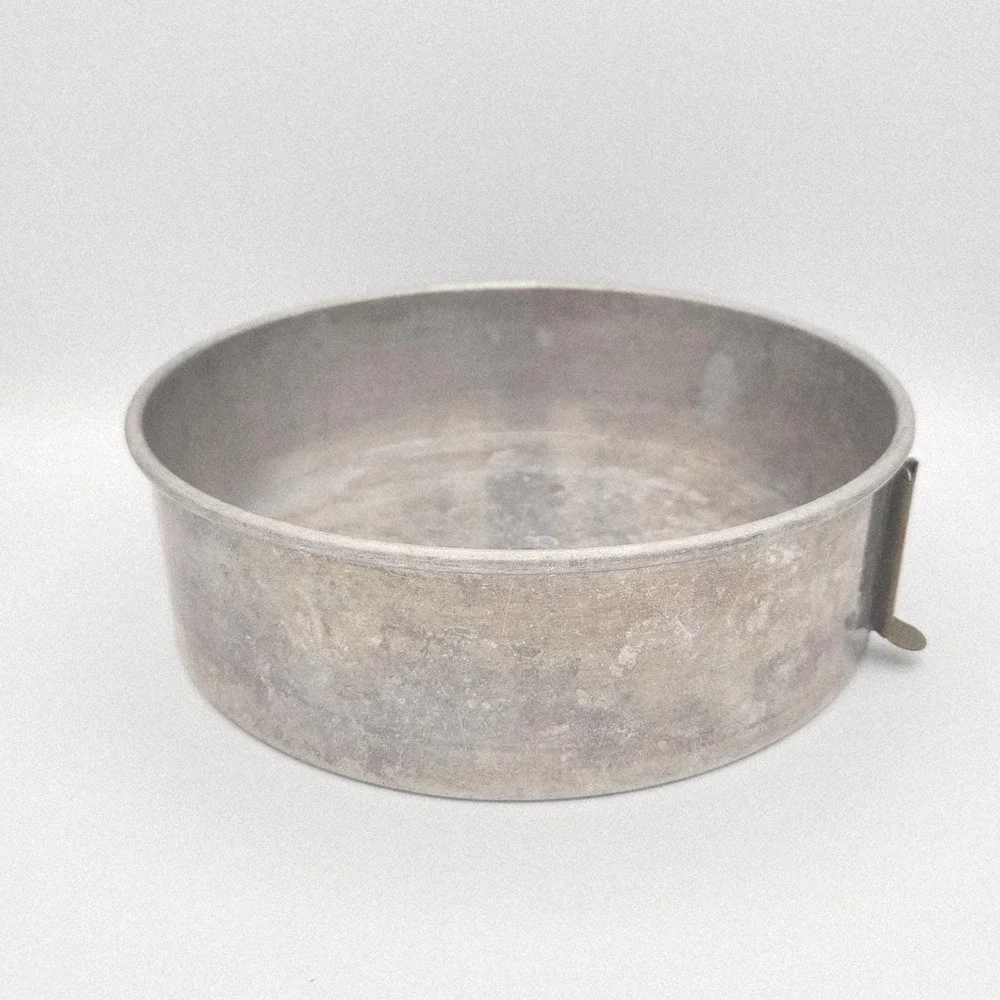 Vintage Aluminum 9 inch Springform Pan with Unique‎ Brass Side Clip